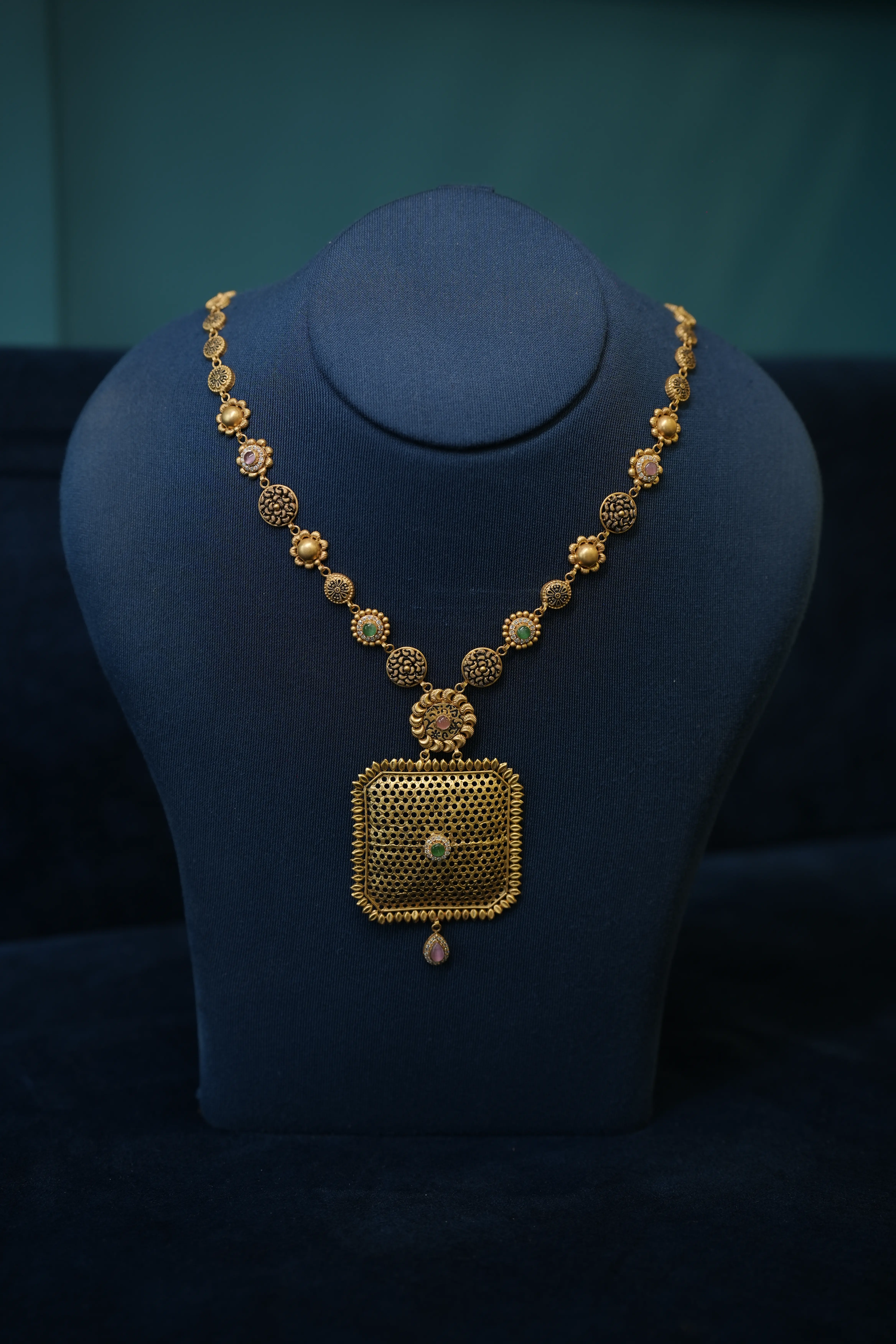 best gold jewellers in Kozhikode, luxury jewellery showroom 
Kozhikode 